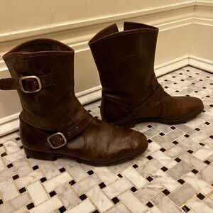 Uggs! Super cute. Beautiful condition.